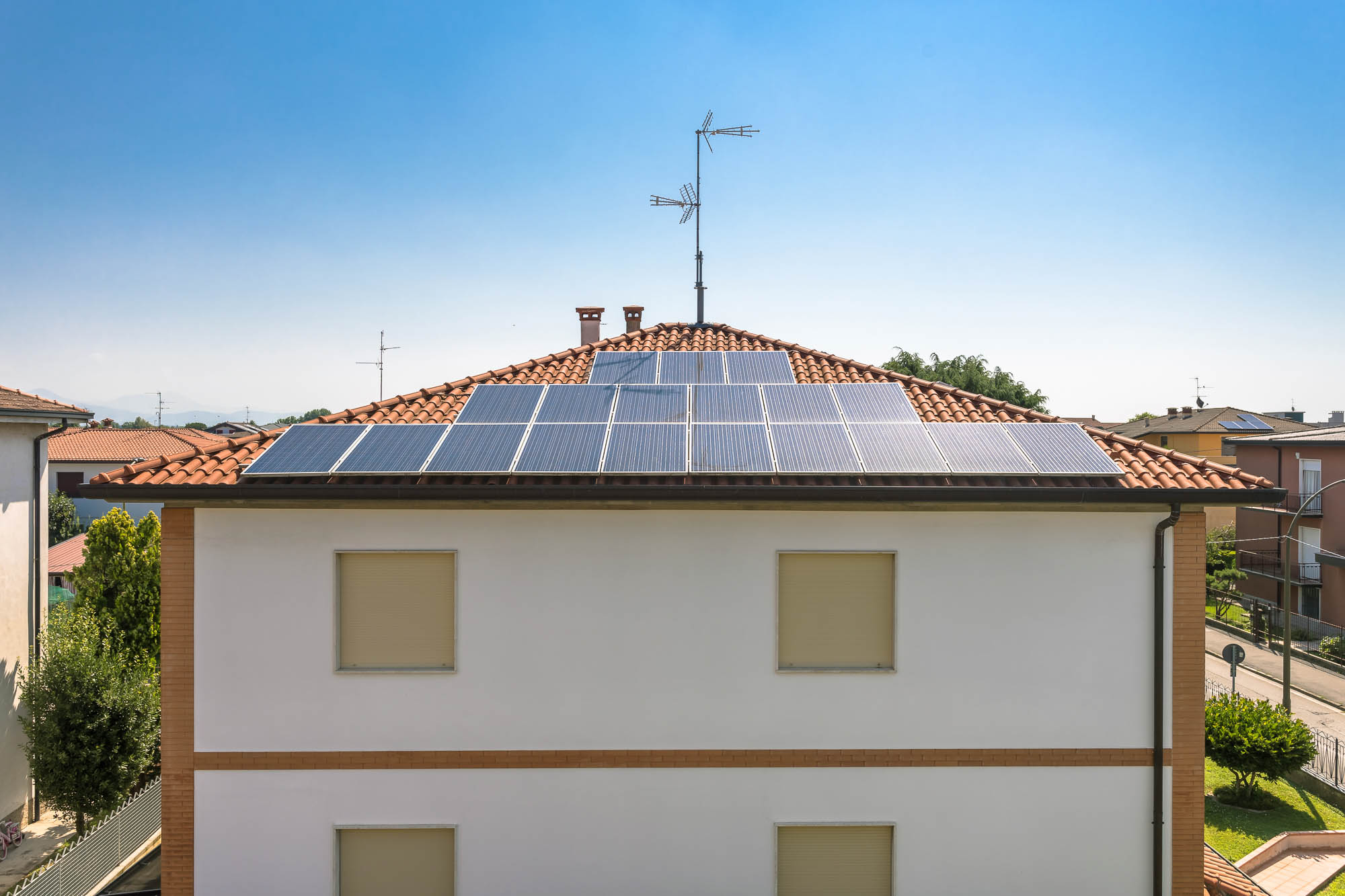 house-with-solar-panels-on-a-sunny-day-2026-03-17-17-40-53-utc-2